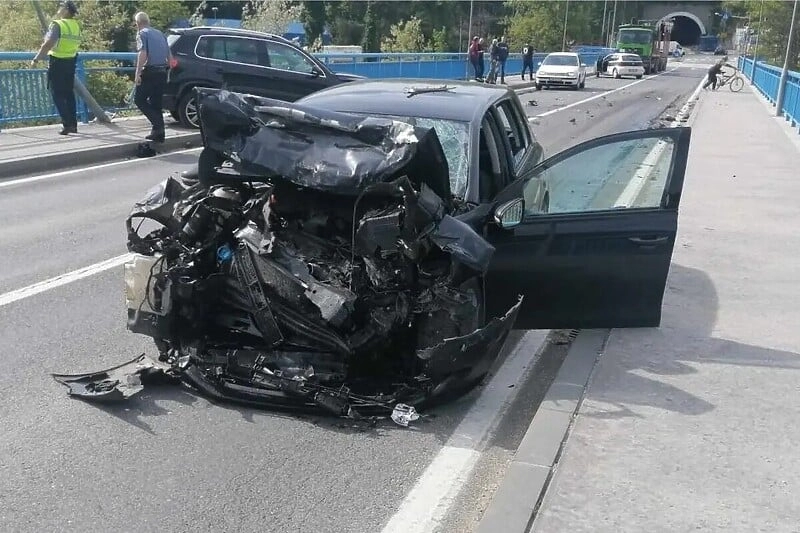 Jajce: Ukrao auto u kojem se nalazila žena, ona iskočila, lopov se zabio u drugo vozilo